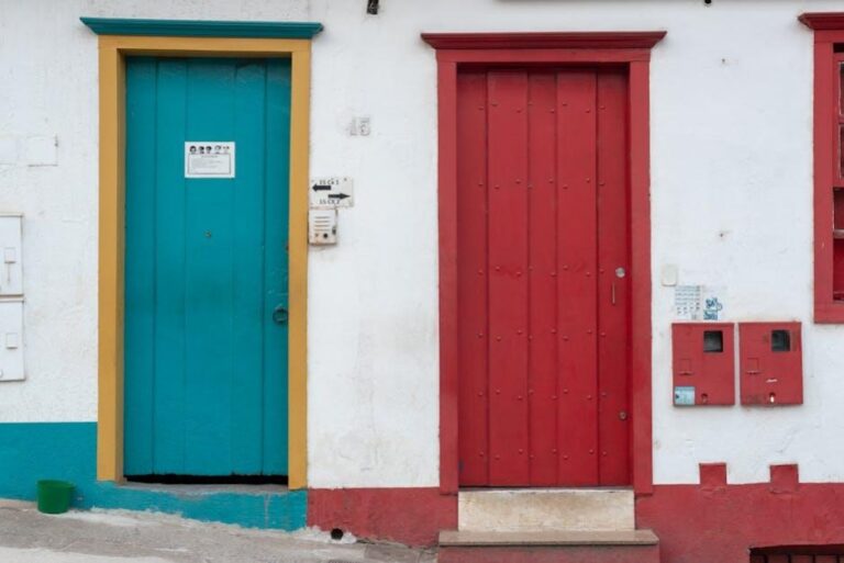 Montaż drzwi zewnętrznych – proste kroki do samodzielnego montażu.