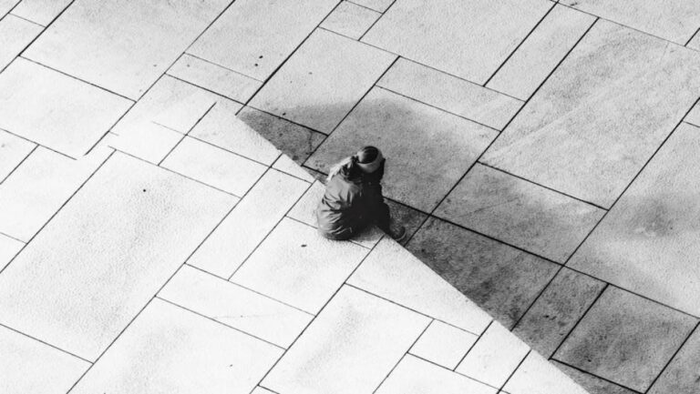 Układanie kostki brukowej – kompletny poradnik krok po kroku.