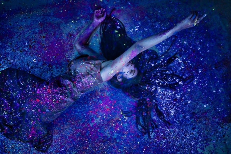 Brokat w farbie – jak uzyskać efekt błysku na ścianach?